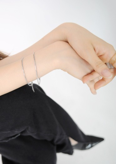 thin bracelet